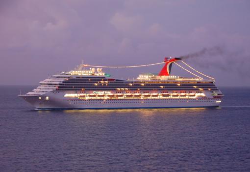 Espectacular del Carnival Valor al anochecer